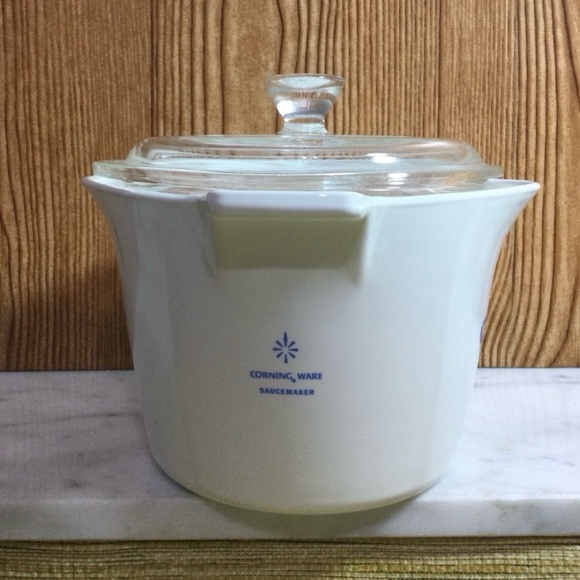 Corning Ware Cornflower Spouted Measuring
Sauce Bowl 1 qt with Lid - Picture 2 of 9
